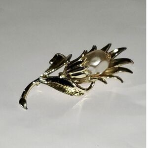 A Vintage Costume Jewelry Brooch Pin Gold Tone Faux Pearl Flower